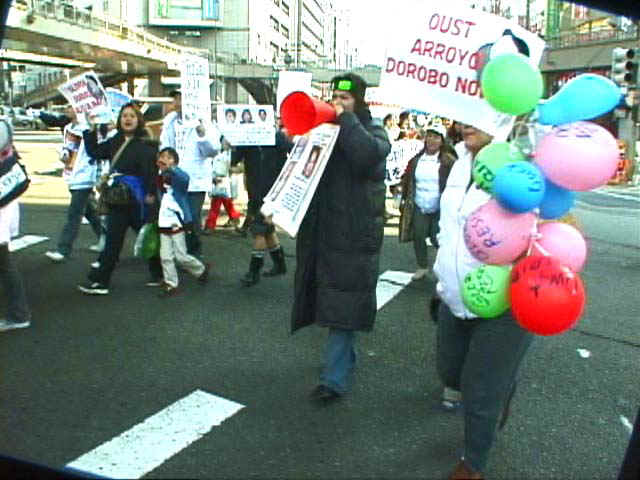 shibuya_crossing_4.jpg (79799 bytes)